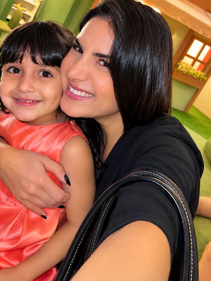 Anna Bueno e a filha Georgia abraçadas numa selfie