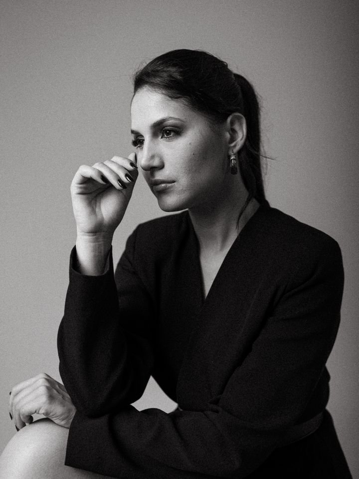 Retrato em preto e branco de Anna Bueno